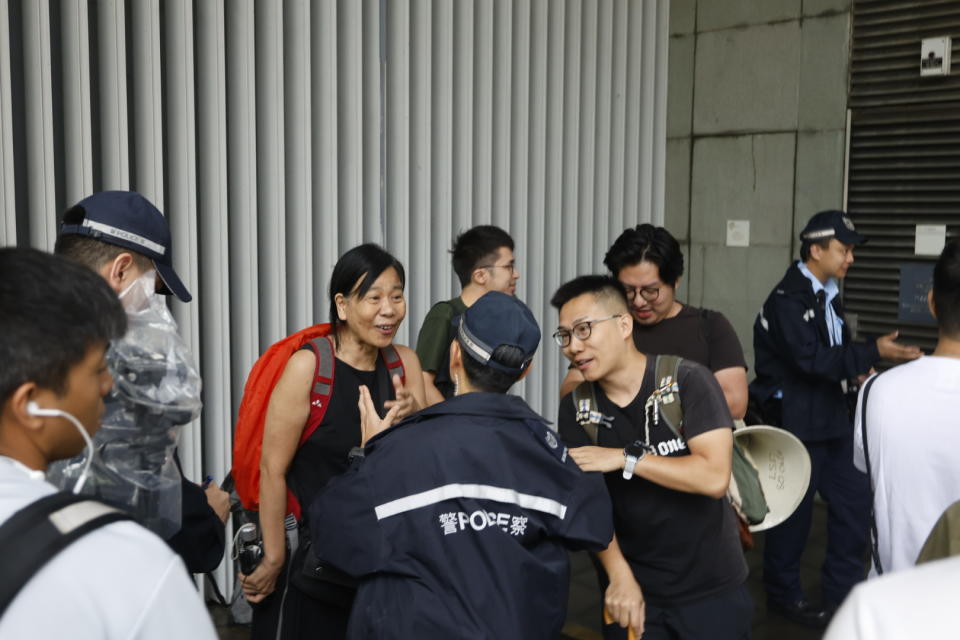社民連成員甫抵達政府總部警員包圍。