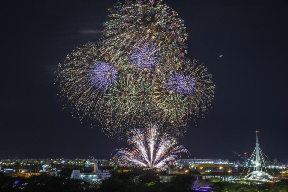 今年國慶焰火高空大口徑焰火數量為歷年之最，展現高雄百年大港氣勢。（高雄市政府提供）