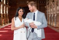 Pas question pour Meghan Markle de sortir de la maternité toute pomponnée, quelques heures après avoir donné naissance à son royal baby, pour la traditionnelle photo. Les futurs parents tenaient à ce que la naissance se déroule dans un cadre le plus privé possible, et ont même pendant un temps envisagé l'accouchement à domicile. Il a fallu attendre quelques jours pour découvrir les premières photos du petit Archie, capturées au sein de Buckingham Palace. (Photo by DOMINIC LIPINSKI/AFP via Getty Images)