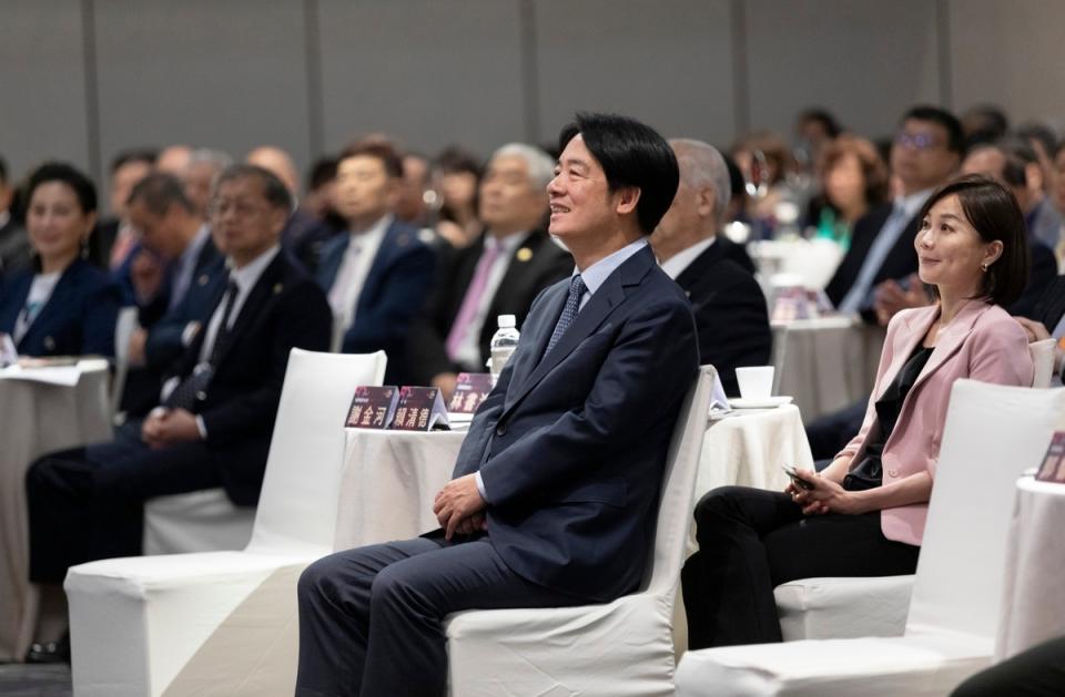  總統賴清德出席《財訊》50周年慶祝茶會，總統府發言人郭雅慧陪同。 圖：總統府提供 