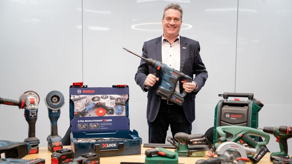 Henk Becker, Vorstandsvorsitzender von Bosch Power Tools, hält in der Firmenzentrale einen Bohrhammer, Typ „GBH 18V-34CF Professional“ in seinen Händen.