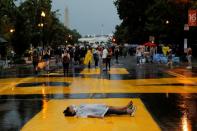 Rukiya Ahmed y Yoreanos Alemu yacen en la calle como protesta contra la muerte en custodia policial de George Floyd en Minneapolis, en Washington, EEUU, el 5 de junio de 2020