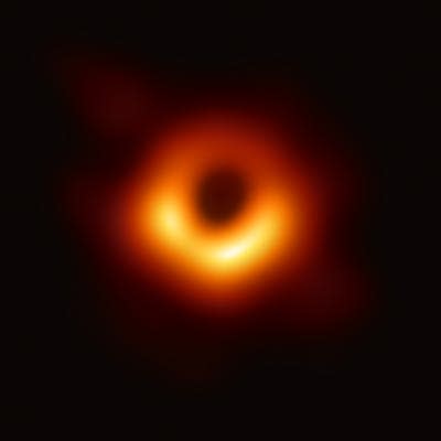 Un hito para la humanidad: la primera imagen de un agujero negro, ubicado en el centro de la galaxia M87. <a href="https://commons.wikimedia.org/wiki/File:Black_hole_-_Messier_87_crop_max_res.jpg" rel="nofollow noopener" target="_blank" data-ylk="slk:Event Horizon Telescope;elm:context_link;itc:0;sec:content-canvas" class="link ">Event Horizon Telescope</a>, <a href="http://creativecommons.org/licenses/by/4.0/" rel="nofollow noopener" target="_blank" data-ylk="slk:CC BY;elm:context_link;itc:0;sec:content-canvas" class="link ">CC BY</a>