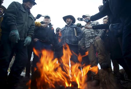 Ammon Bundy (C) meets with supporters and the media at Malheur National Wildlife Refuge near Burns, Oregon, January 7, 2016. REUTERS/Jim Urquhart