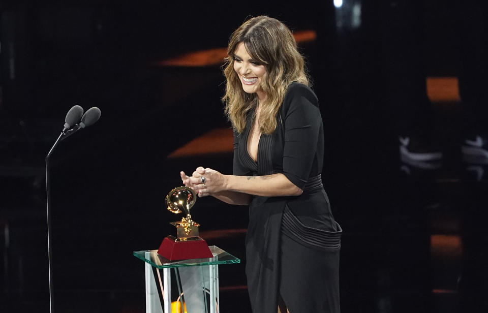 ARCHIVO - Kany Garcia recibe el premio a mejor álbum cantautor por "Mesa para dos" en la 21a entrega del Latin Grammy el 19 de noviembre de 2020, en el American Airlines Arena en Miami. García está nominada al Latin Grammy en las categorías de mejor álbum vocal pop y mejor canción tropical. (Foto AP/Marta Lavandier)