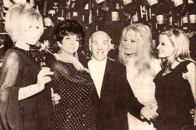 Carlos A. Petit en el estreno de la revista Cuando abuelita era hippie, de 1968, en El Nacional, rodeado por Norma Pons Zulma Faid, Mimí Pons y Elena Barrionuevo