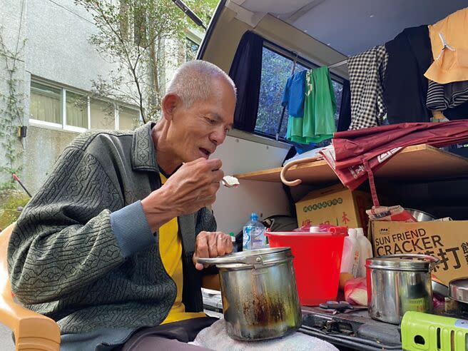 抗議天王柯賜海過世前是蝸居在陽明山的露營車裡，平日煮飯開伙靠的是露營用的卡式瓦斯爐，一鍋白飯配滷五花肉就是全部的菜色。（王爵暐攝）