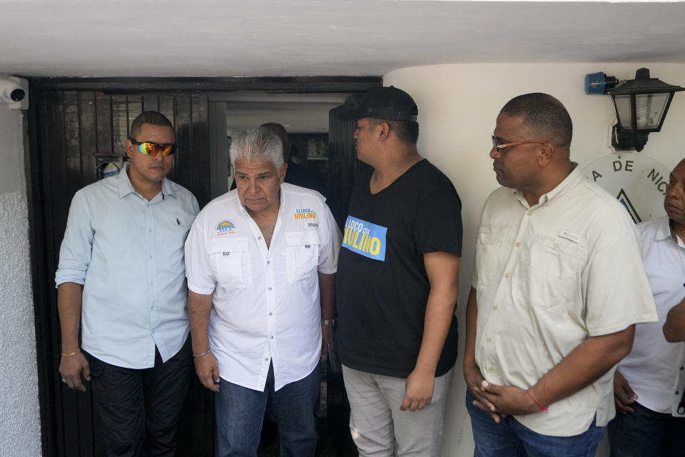 El candidato presidencial de Realizando Metas, José Raúl Mulino, sale de la embajada de Nicaragua, donde está refugiado el expresidente Ricardo Martinelli, tras votar en las elecciones generales en Ciudad de Panamá, el domingo 5 de mayo de 2024. (AP Foto/Matías Delacroix)