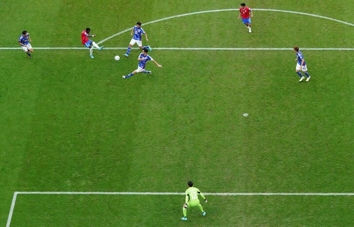 Foto del domingo del futbolista de Costa Rica Keysher Fuller marcando el gol de la victoria sobre Japón