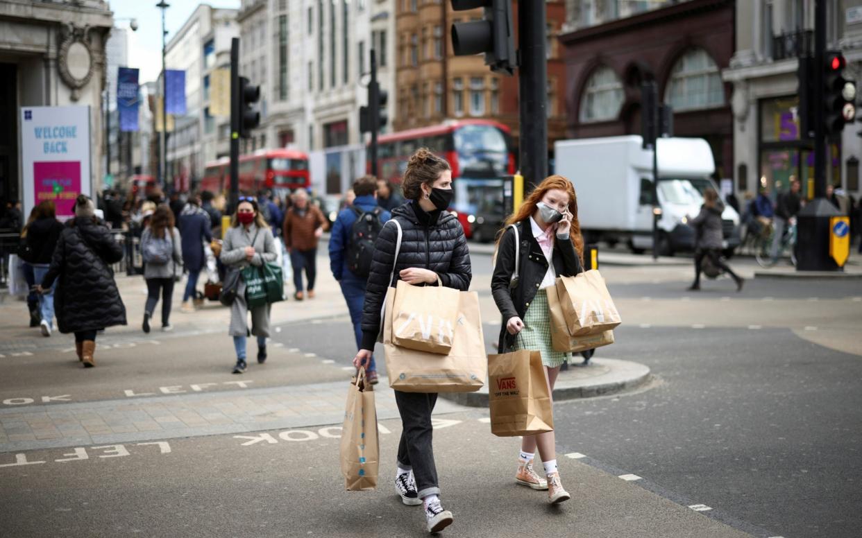 People walk at Oxford Street, as the coronavirus disease (COVID-19) restrictions ease, in London, Britai - Henry Nicholls /Reuters