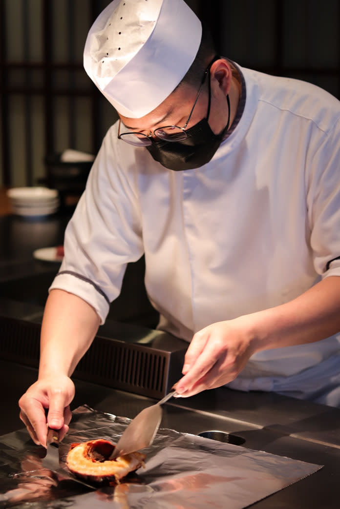 九重花間日本餐廳鐵板燒副主廚 湯瑋軒擅長鐵板料理。徐力剛攝