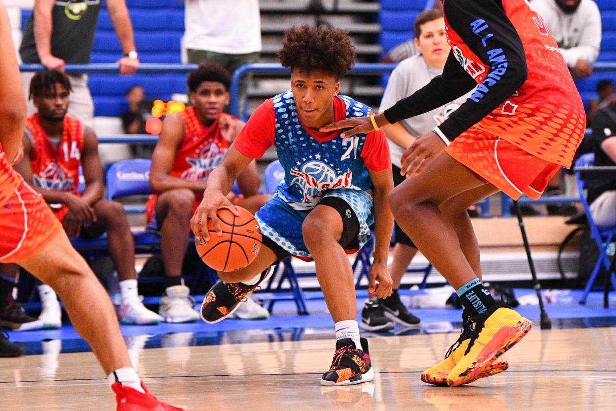 <span class="caption">Mikey Williams dribbles through a crowd during the Pangos All-American Camp on June 2, 2019 at Cerritos College in Norwalk, CA. </span> <span class="attribution"><a class="link " href="https://www.gettyimages.com/detail/news-photo/mikey-williams-tries-to-dribble-through-traffic-during-the-news-photo/1147665585" rel="nofollow noopener" target="_blank" data-ylk="slk:Brian Rothmuller/Icon Sportswire via Getty Images;elm:context_link;itc:0;sec:content-canvas"> Brian Rothmuller/Icon Sportswire via Getty Images</a></span>