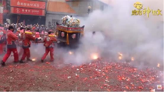 北港迓媽祖著名的炸轎環節。（圖／寶島神很大）