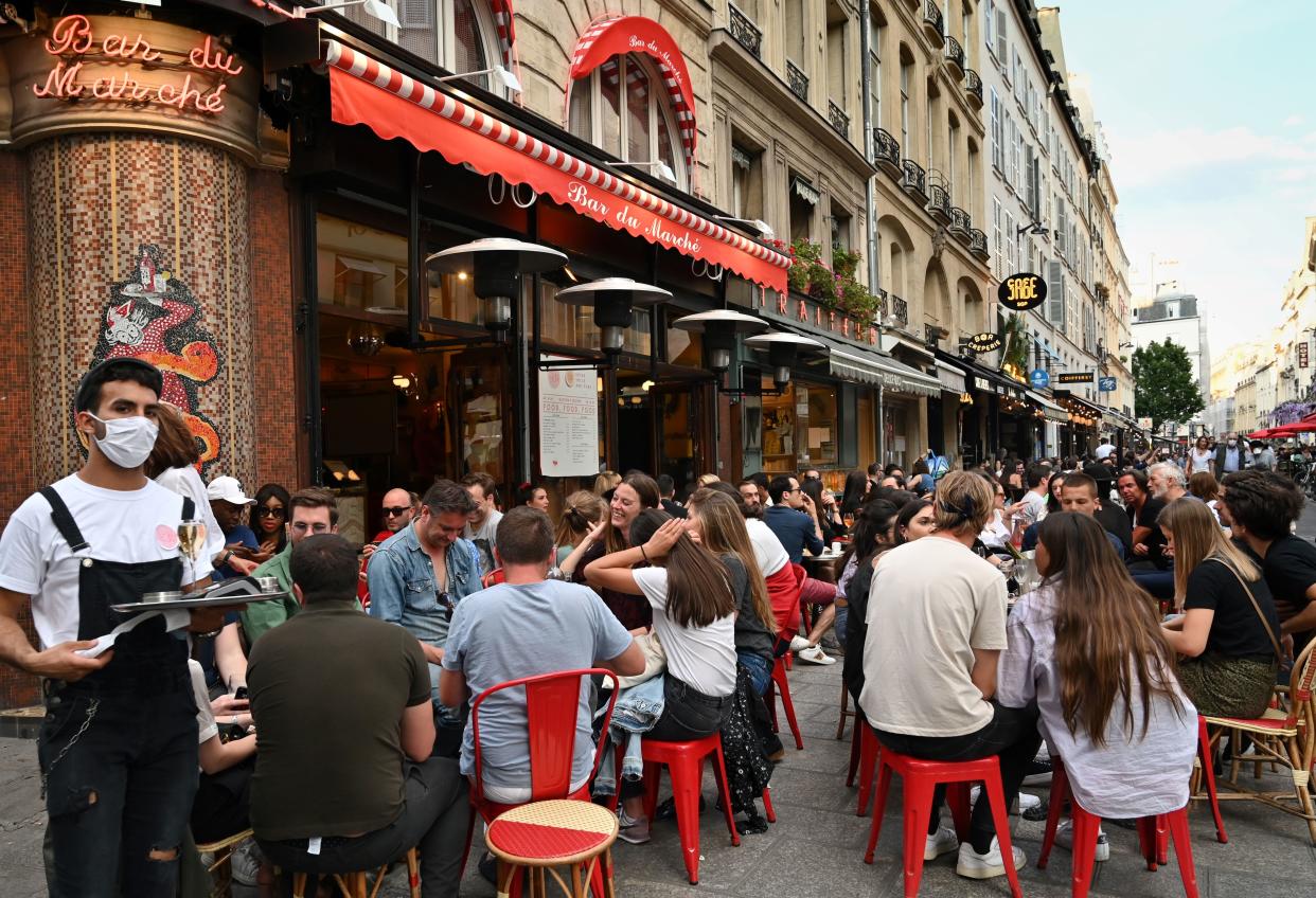 Personas celebrando, sin mascarillas, en un bar de París, el 2 de junio de 2020. [Foto: Getty Images]