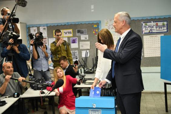 Israel election: Netanyahu and Gantz neck-and-neck in final hours of voting