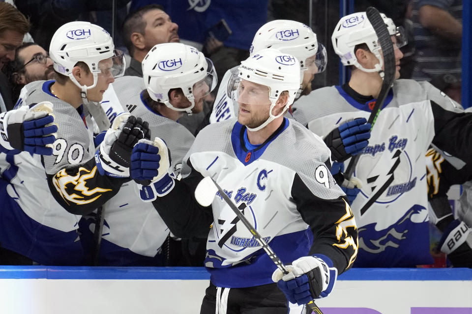 Tampa Bay Lightning center Steven Stamkos (91) celebrates with the bench after scoring against the Calgary Flames during the first period of an NHL hockey game Thursday, Nov. 17, 2022, in Tampa, Fla. (AP Photo/Chris O'Meara)