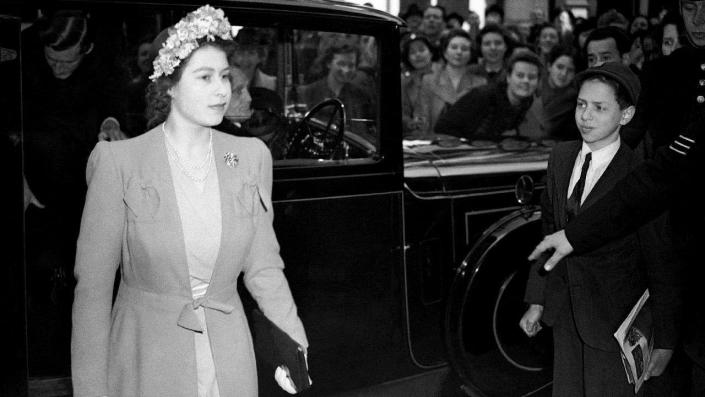 In this old photo, Princess Elizabeth arrived at the New Theatre to attend a performance by the Old Vic Company of "Oedipus Rex." She wore a coat and floral fascinator to the event. <span class="copyright">PA Images via Getty Images</span>