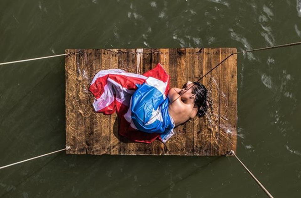 The Puerto Rican community identifies with this powerful image. (Photo: <a href="https://www.instagram.com/eliaspescadorphotography/" rel="nofollow noopener" target="_blank" data-ylk="slk:Elias Nuñez;elm:context_link;itc:0;sec:content-canvas" class="link ">Elias Nuñez </a>)