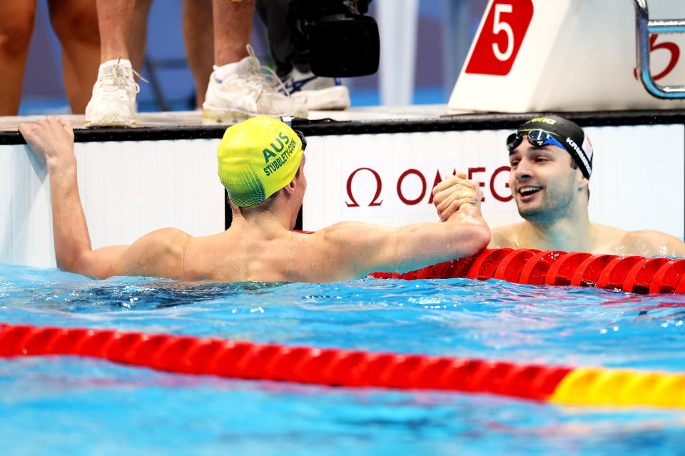 Zac Stubblety-Cook felicita a Arno Kamminga tras competir en los 200 metros estilo pecho. (Photo by Tom Pennington/Getty Images)