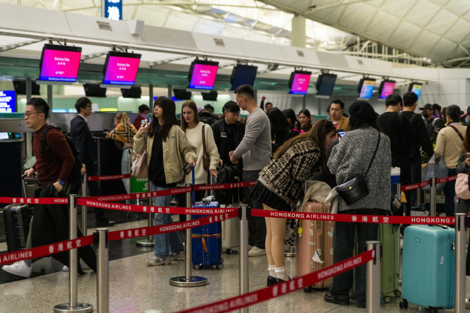 不少港人趁長假期離港度假，機場櫃檯逼滿旅客。(Marc Fernandes/NurPhoto via Getty Images)