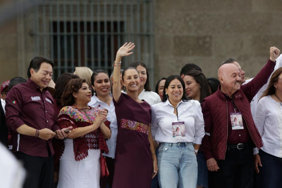 Leidende presidentskandidate Claudia Sheinbaum arriveert op 29 mei 2024 op het belangrijkste openbare plein van Mexico-Stad om haar presidentiële campagne af te sluiten in de aanloop naar de presidentsverkiezingen van 2 juni.  Sheinbaum zou de eerste vrouw kunnen worden die Mexico leidt.