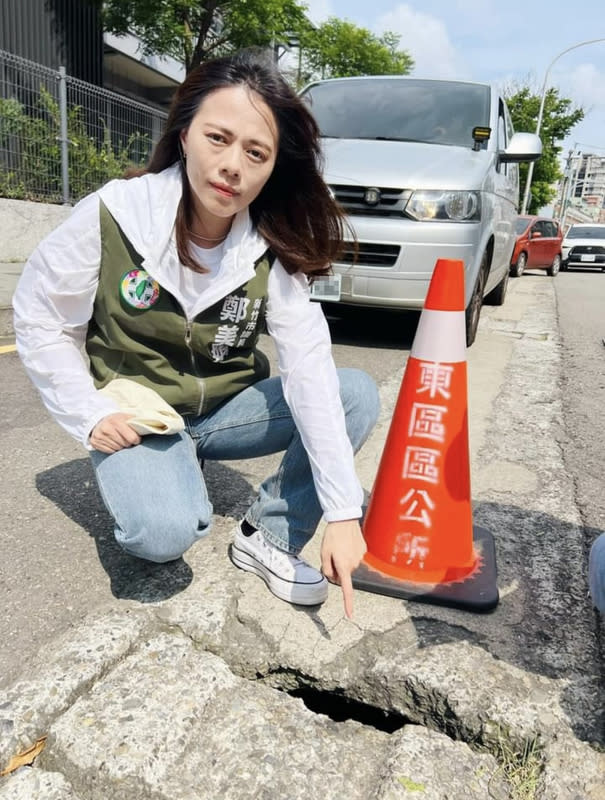 竹市溝蓋破損民眾踩空受傷  議員籲市府改善 新竹市育賢國中旁溝蓋破損，導致民眾踩空受傷，民 進黨新竹市議員鄭美娟（圖）質疑市府未落實巡檢修 繕，25日呼籲市府改善，避免民眾再次受傷。 （鄭美娟提供） 中央社記者魯鋼駿傳真  113年6月25日 