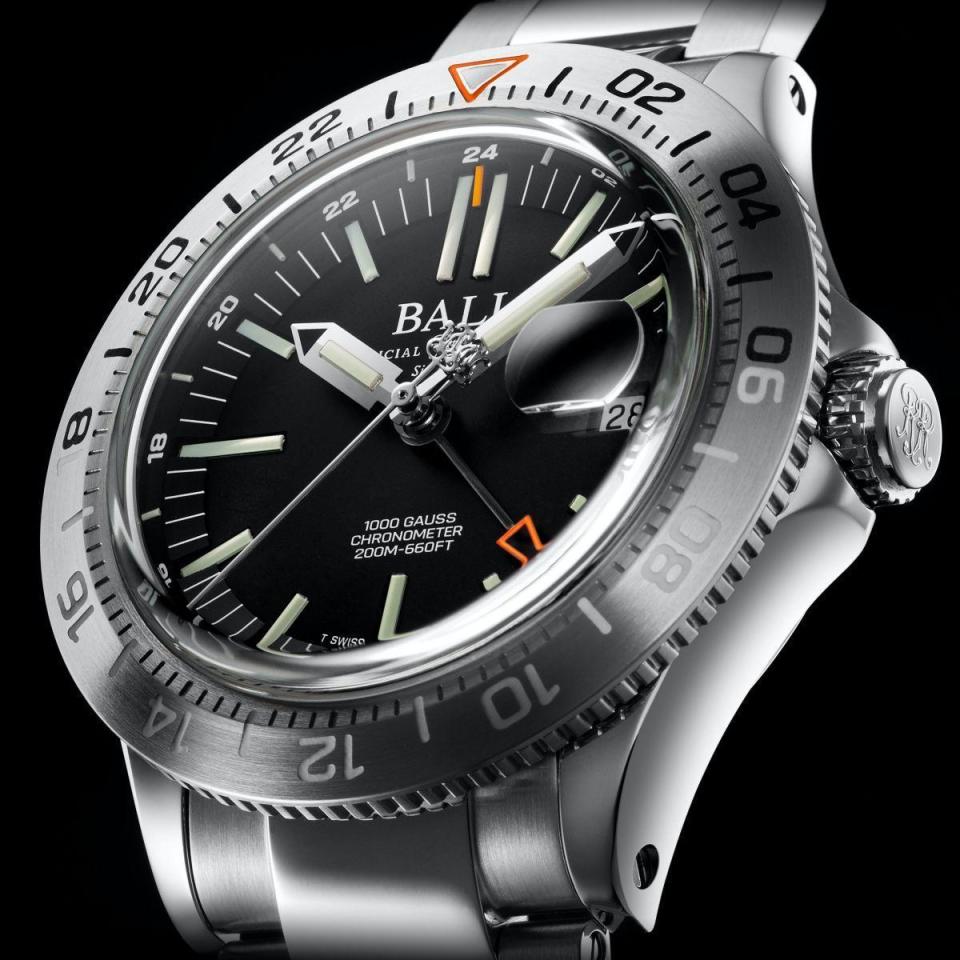 BALL Watch Engineer III Outlier精鋼錶圈錶款，此錶從錶殼、鍊帶到錶圈，全都採用904L不鏽鋼材，擁有更高的耐腐蝕性，與錶界普遍使用的316L鋼的光澤也略有不同。定價約NT$100,800。
