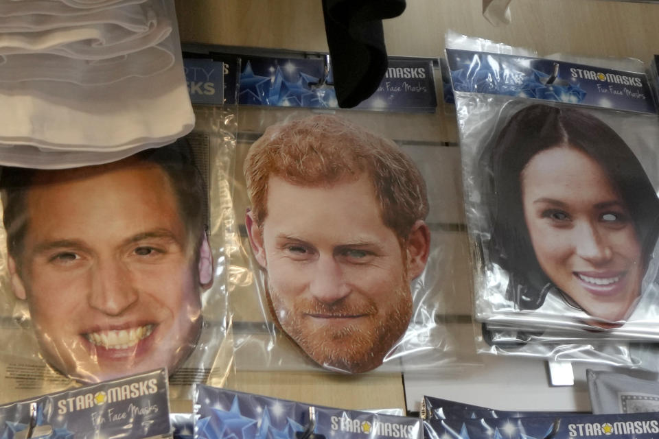 Máscaras con los rostros del príncipe Guillermo, izquierda, el príncipe Enrique, centro, y la esposa de Enrique, Meghan, a la venta en una tienda de Londres el 6 de enero de 2023. El príncipe Enrique revela en su explosivo libro de memorias sus múltiples facetas, de ser un niño que perdió a un ser querido, a un adolescente atribulado, soldado en época de guerra y miembro insatisfecho de la realeza. (Foto AP/Kirsty Wigglesworth)