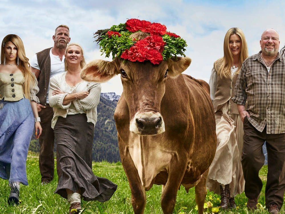 Zehn Prominente ziehen zu Staffelbeginn in "Die Alm". (Bild: ProSieben/Benjamin Kis)