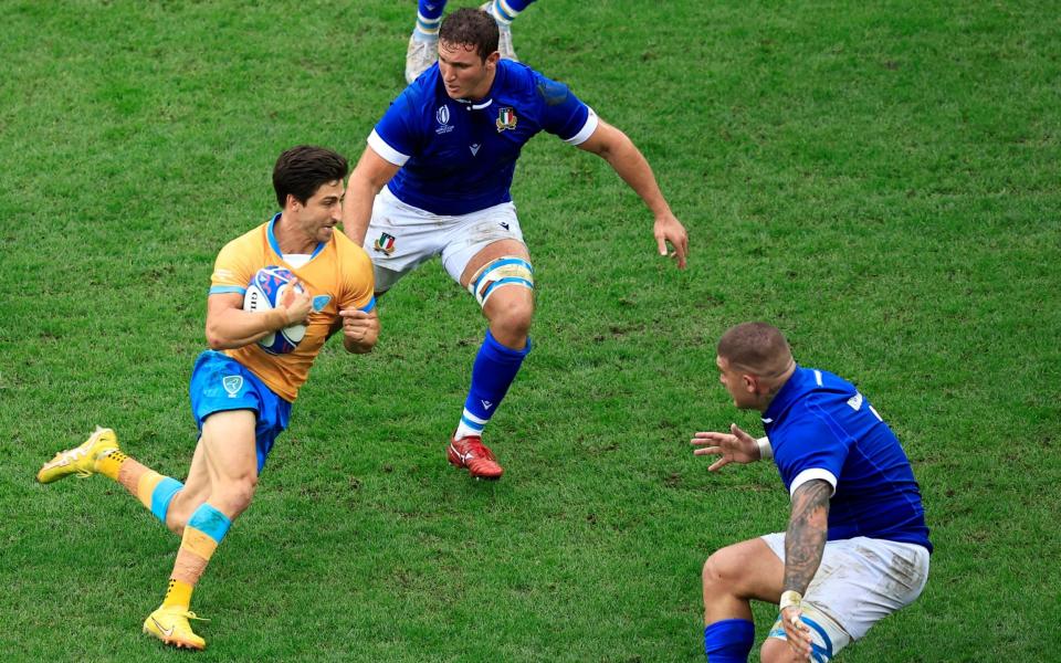 Uruguay's scrum-half Santiago Arata attacks the Italian line