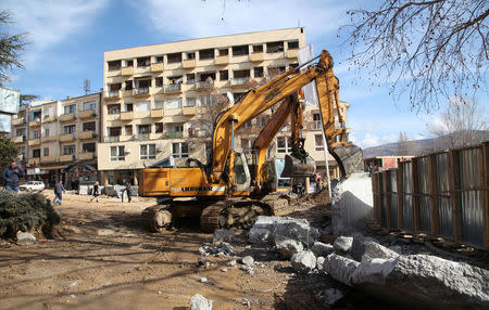 Bulldozers demolish a wall following weeks of tensions between Kosovo and Serbia, in the ethnically divided town of Mitrovica, Kosovo February 5, 2017. REUTERS/Hazir Reka