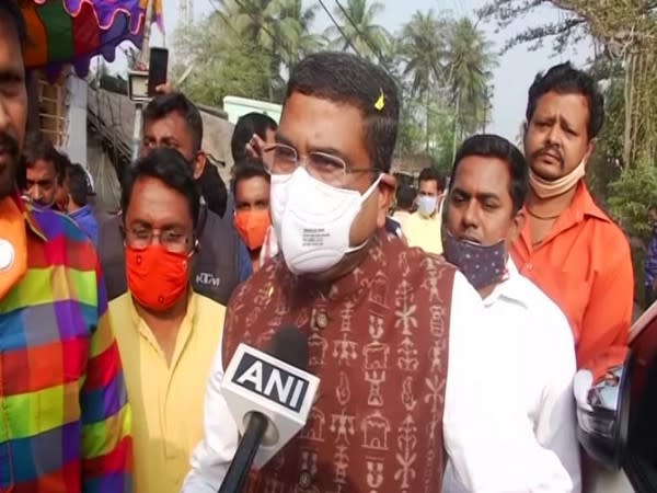 Union Minister Dharmendra Pradhan speaking to ANI after visiting Padma Shri awardee D Prakash Rao's residence in Cuttack. Photo/ANI