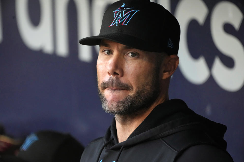 ARCHIVO - Skip Schumaker, manager de los Marlins de Miami, espera el comienzo del juego del 30 de septiembre de 2023, ante los Piratas de Pittsburgh (AP Foto/Gene J. Puskar, archivo)