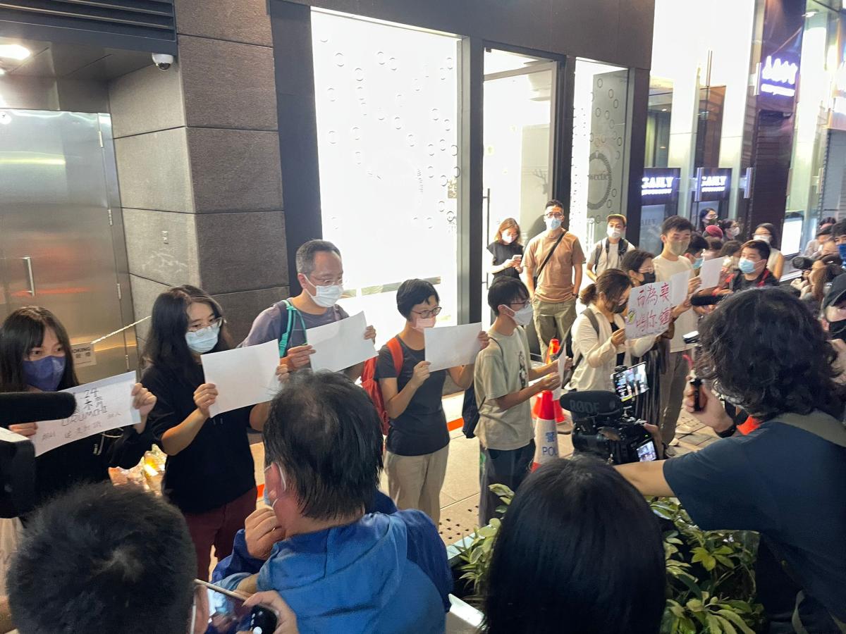 Dozens of people mourn the victims of the fires in Urumqi, Grandma Wang was pushed to the ground, and one person was carried to the police car