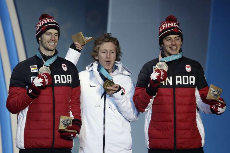 平昌冬奧：單板滑雪男子花式由美國選手傑拉德（中）奪金，加拿大選手帕洛特（左）與麥莫里斯分別抱回銀牌和銅牌（AP）