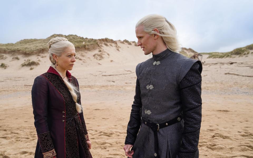 Die Prinzessin Rhaenyra Targaryen (Emma D'Arcy) kämpft in dem Serie-Spin-off um die Thronnachfolge. Der britische Schauspieler Matt Smith verkörpert den mächtigen Drachenreiter Daemon Targaryen. (Bild: Ollie Upton / HBO)