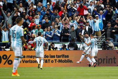 Foto del martes del delantero de Argentina Ezequiel Lavezzi (22) celebrando junto a Ramiro Funes Mori tras marcar un gol ante Bolivia por el Grupo D de la Copa América Centenario. Jun 14, 2016. La selección argentina de fútbol goleó el martes 3-0 a Bolivia para ganar el Grupo D y cerrar la etapa inicial de la Copa América Centenario como el único equipo con puntaje perfecto, y ahora espera por Venezuela en cuartos de final. Joe Nicholson-USA TODAY Sports