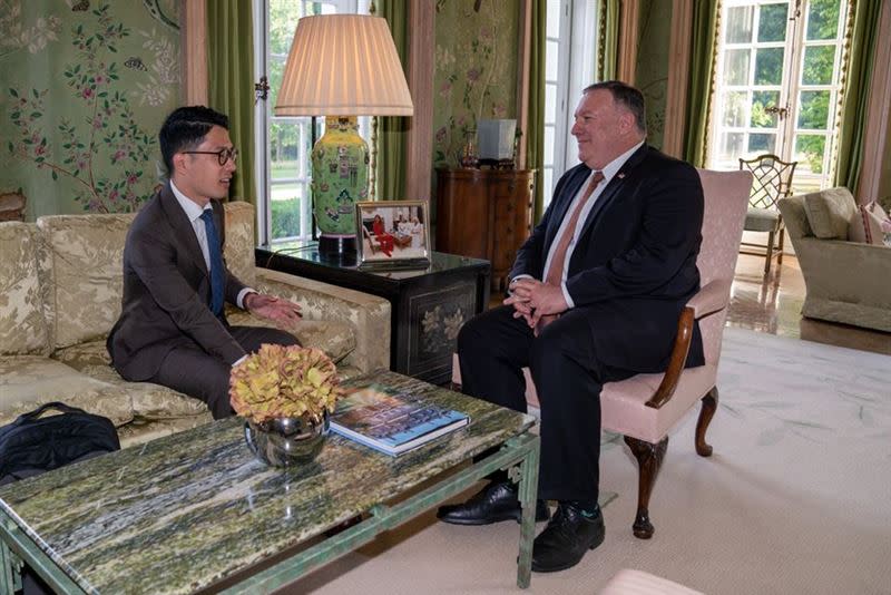 羅冠聰今（22）天跟出訪英國的美國國務卿蓬佩奧（Mike Pompeo）會面，他說，籲國際社會連成一線，應對中共威權擴張。（圖／翻攝自羅冠聰臉書）