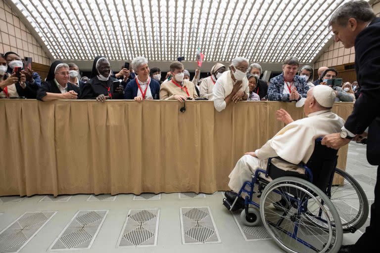 El Papa, ayer, en silla de ruedas en el Vaticano al saludar a monjas (Photo by Handout / VATICAN MEDIA / AFP) / RESTRICTED TO EDITORIAL USE - MANDATORY CREDIT "AFP PHOTO / VATICAN MEDIA" - NO MARKETING NO ADVERTISING CAMPAIGNS - DISTRIBUTED AS A SERVICE TO CLIENTS