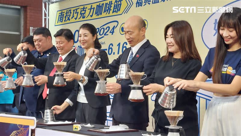 韓國瑜（右三）、許淑華（右四）出席「2024南投巧克力咖啡節記者會」。（圖／記者陳怡潔攝影）