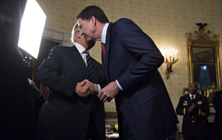 “Disgustado”: El Presidente Trump abrazando al entonces director del FBI James Comey en la Casa Blanca en el mes de enero. (Rex)