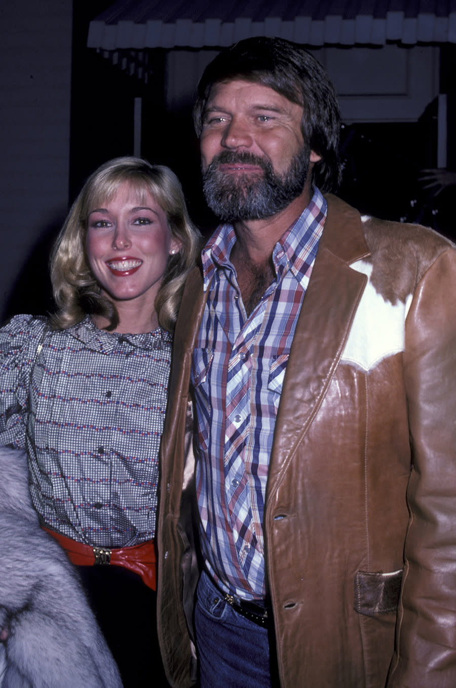 Glen Campbell and Kim Woollen attend Pierre Cossette Super Bowl Party on Jan.24, 1982 at Chasen’s Restaurant in Beverly Hills, California.