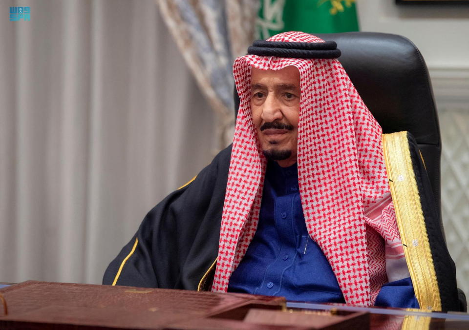 El rey saudita Salman bin Abdulaziz se dirige al Consejo Asesor Shura del reino desde su palacio real en Neom, Arabia Saudita, 29 de diciembre de 2021, Agencia de Prensa Saudita/Folleto vía REUTERS.