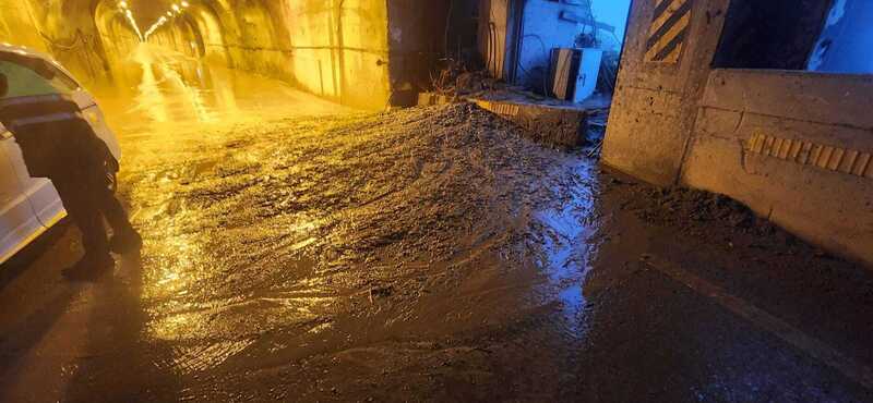 花蓮山區豪雨泥流湧隧道  南下車輛需改道 台9丁蘇花舊路61.2K和平明隧道29日因山區豪雨，湧 進大量泥流阻斷交通，目前封閉通行，先引導南下車 輛改走蘇花改中仁隧道。 （民眾提供） 中央社記者張祈傳真  113年6月29日 