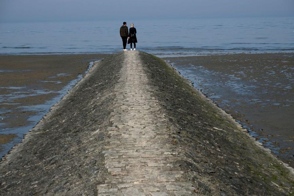 <p>In Cuxhaven an der Nordsee genießt ein Pärchen das schöne Frühlingswetter. (Bild: Patrik Stollarz/AFP/Getty Images) </p>