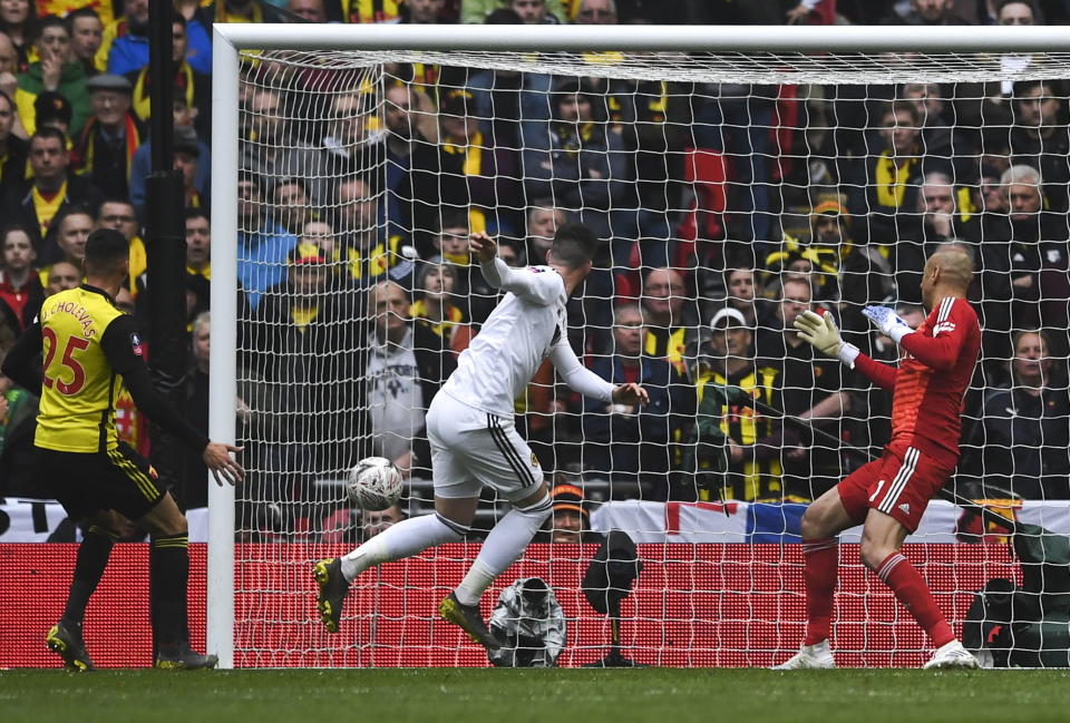 HAL28. London (United Kingdom), 07/04/2019.- Wolverhampton Wanderers' Matt Doherty (C) scores the opening goal during the English Emirates FA Cup semi final match between Watford and the Wolverhampton Wanderers at the Wembley stadium, London, Britain, 07 April 2019. (Reino Unido, Londres) EFE/EPA/NEIL HALL EDITORIAL USE ONLY. No use with unauthorized audio, video, data, fixture lists, club/league logos or 'live' services. Online in-match use limited to 120 images, no video emulation. No use in betting, games or single club/league/player publications