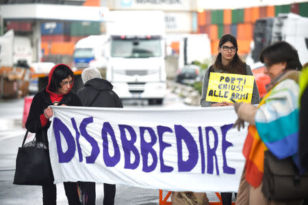 Protesters and workers on strike prevent a Saudi ship Bahri Yanbu, that was prevented by French rights group ACAT from loading a weapons cargo at the French port of Le Havre due to concerns they might be used against civilians in Yemen, from loading cargo at the Port of Genoa, Italy May 20, 2019. REUTERS/Massimo Pinca