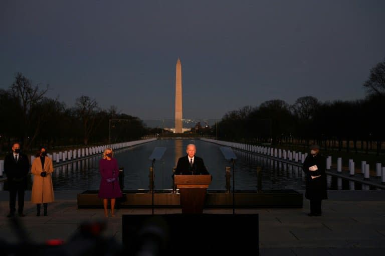 Le président américain élu Joe Biden rend hommage aux 400.000 morts américains du Covid-19, lors d'une cérémonie à la veille de son investiture au Lincoln Memorial à Washington, le 19 janvier 2021. Il est flanqué par la vice-présidente élue Kamala Harris (gauche), le mari de cette dernière Douglas Emhoff, sa femme Jill Biden, et le cardinal Wilton Gregory, Archevêque de Washington (droite).
 - Jim WATSON © 2019 AFP