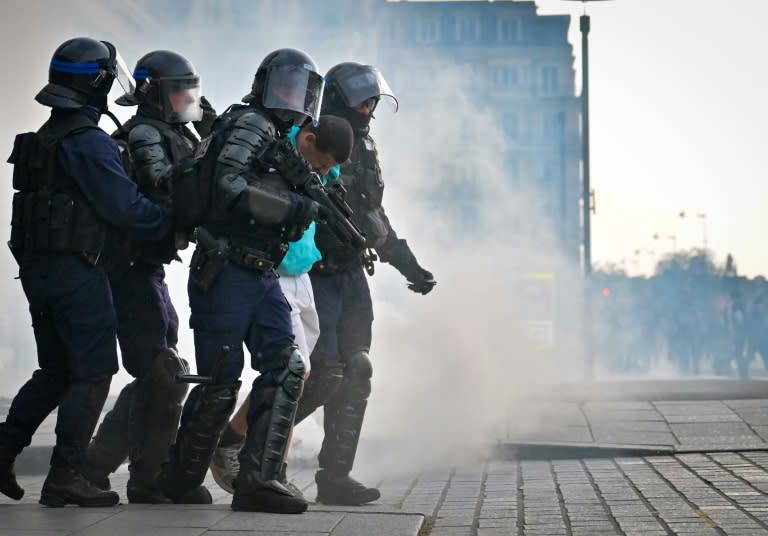 Bei einer Kundgebung gegen die rechtspopulistische Partei Rassemblement National (RN) im westfranzösischen Rennes haben sich Demonstranten gewaltsame Auseinandersetzungen mit der Polizei geliefert. Rund 1500 Menschen beteiligten sich nach Behördenangaben an dem von Gewerkschaften organisierten Protest. (LOU BENOIST)