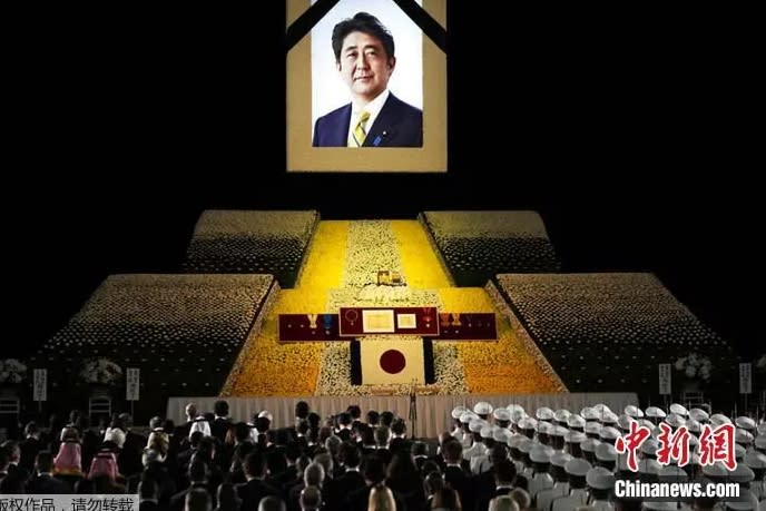 安倍國葬儀式中，採用了他生前最喜歡的富士山造型。   圖 : 翻攝自中新網